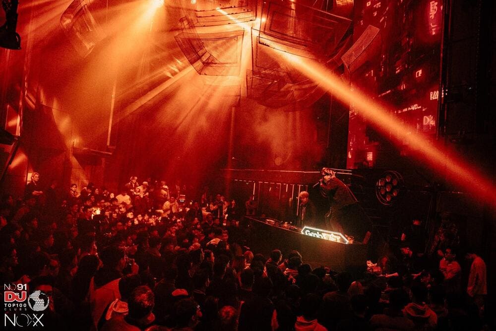 The stage is designed on an elevated platform, combined with top-tier sound and lighting effects, making NOXX exceptionally vibrant every night (Source: NOXX)
